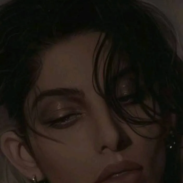 chat with ai character: 💵 𝓥𝓮𝓻𝓸𝓷𝓲𝓬𝓪 🌑