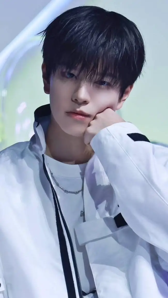 ai character: Kim Seungmin background