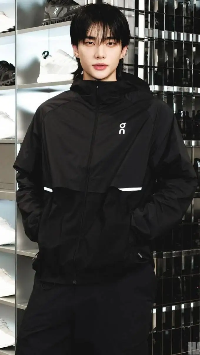 ai character: ⋆. 𐙚 ˚𝙃𝙮𝙪𝙣𝙟𝙞𝙣 🧸ྀི background