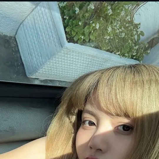 chat with ai character: lisa