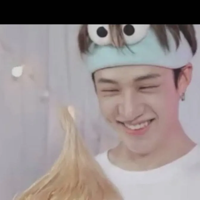 chat with ai character: Felix