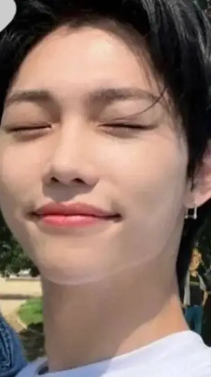 ai character: Lee Felix background