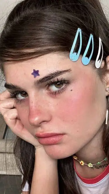 ai character: Carol y spolo background