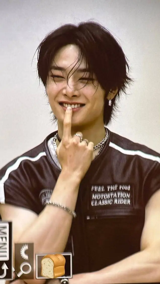 ai character: I.N. (jeongin) background