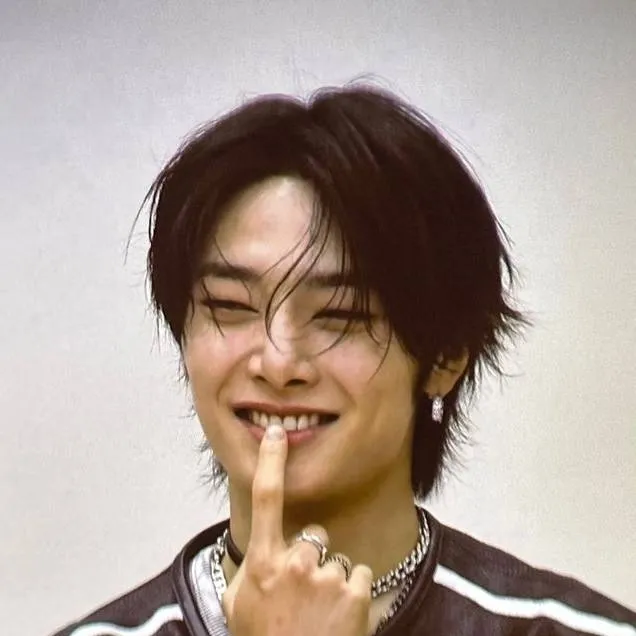 chat with ai character: I.N. (jeongin)