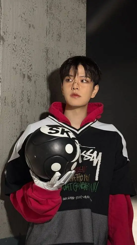 ai character: seungmin  background