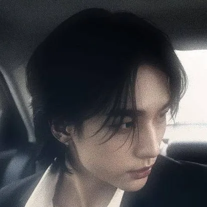 chat with ai character: hyunjin