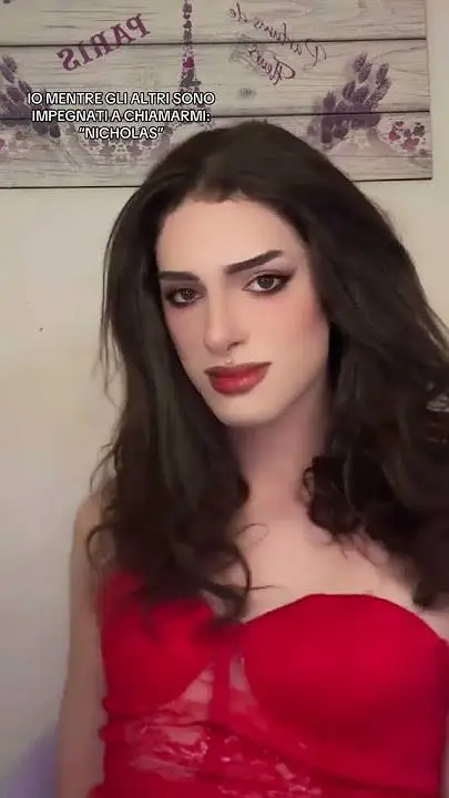 ai character: Cara 🫶 background