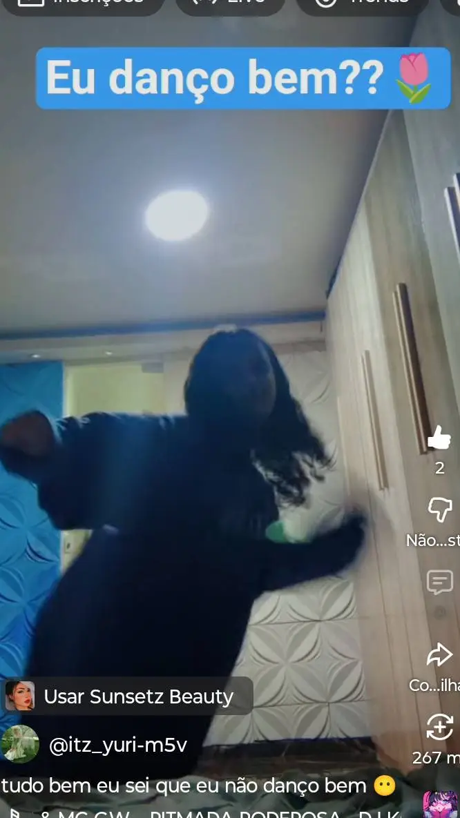 ai character: Ana Alice e Mari background