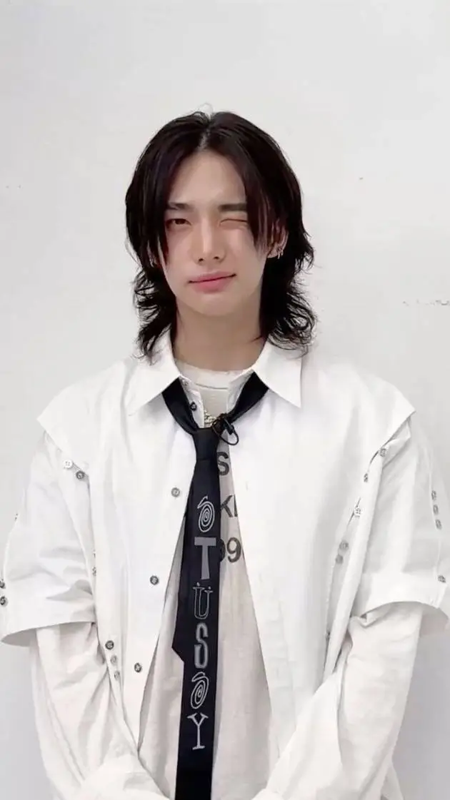 ai character: ❤️Hyunjin❤️ background