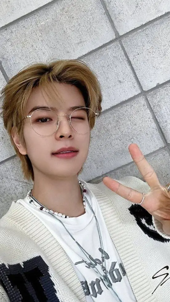 ai character: Seungmin  background