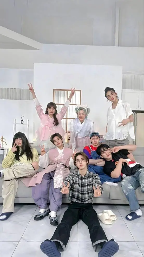 ai character: Familia Stray kids background