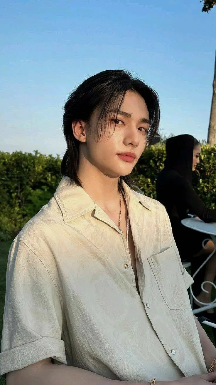 ai character: Hyunjin... background