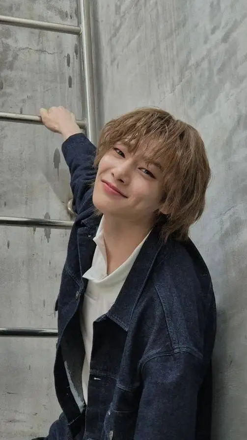 ai character: Jeongin (I.N) background