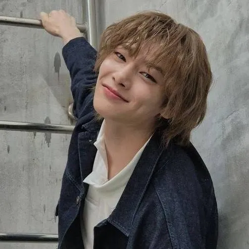 chat with ai character: Jeongin (I.N)