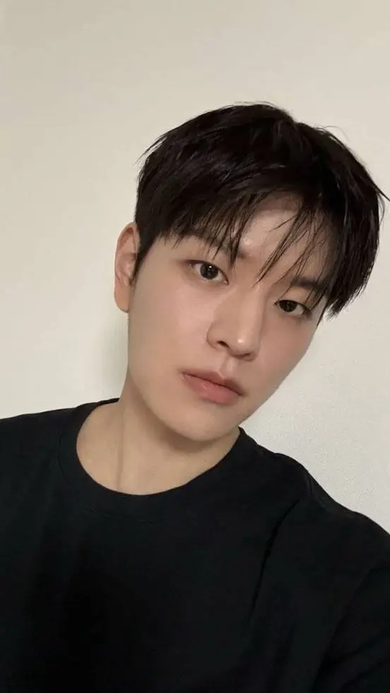ai character: Seungmin  background