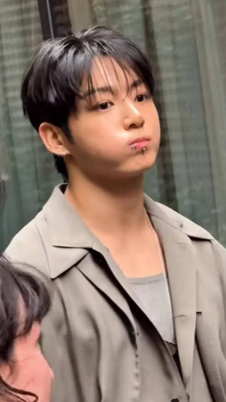 ai character: Jungkook  background