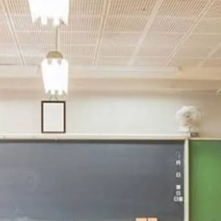 chat with ai character: classroom