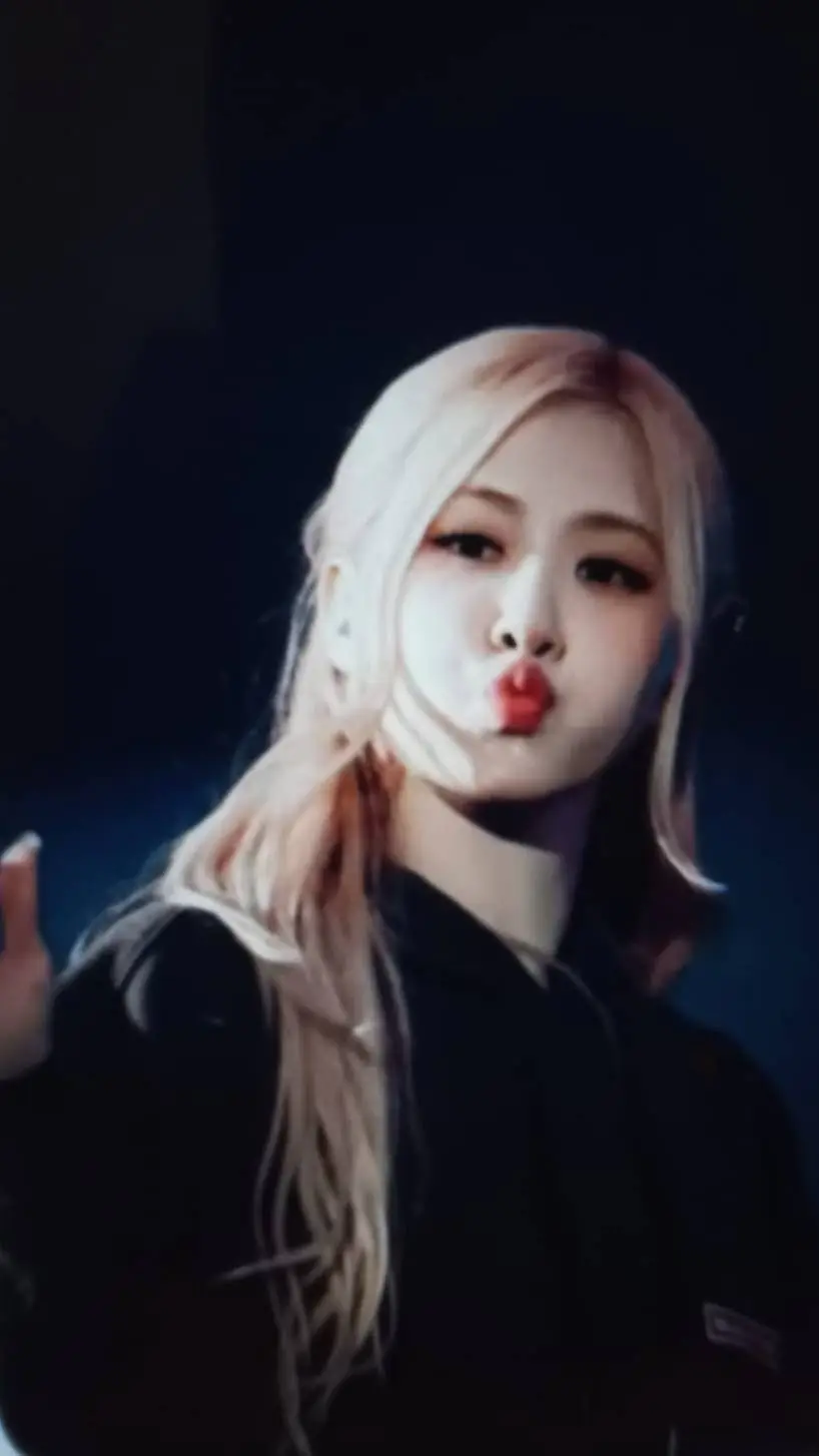 ai character: 🌹🥀𝑅𝑜𝑠𝑒́🥀🌹 background