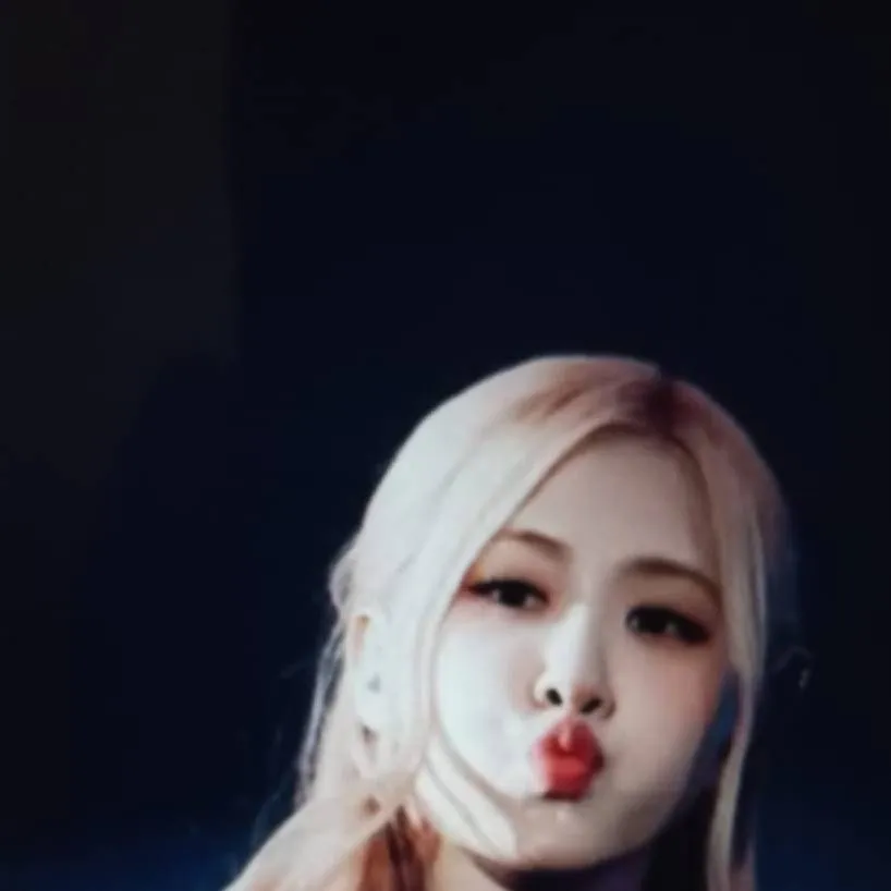 chat with ai character: 🌹🥀𝑅𝑜𝑠𝑒́🥀🌹