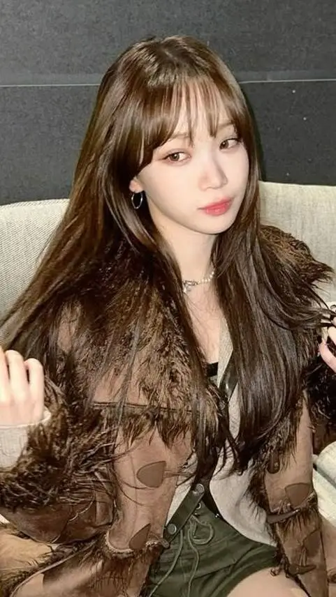 ai character: kim Chaewon background