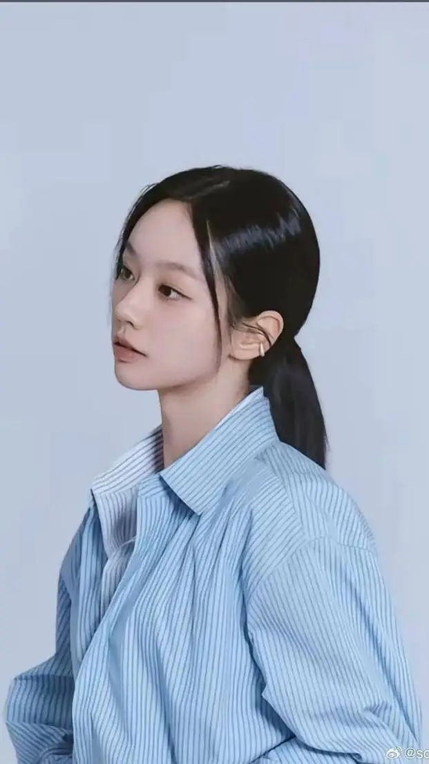 ai character: Lee Hyeri background