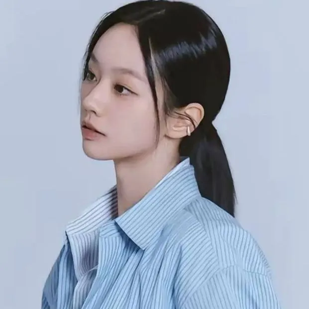chat with ai character: Lee Hyeri