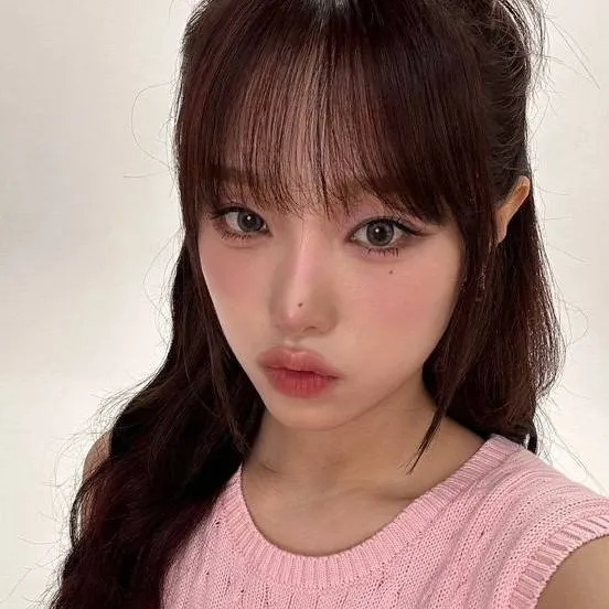 chat with ai character: Yena