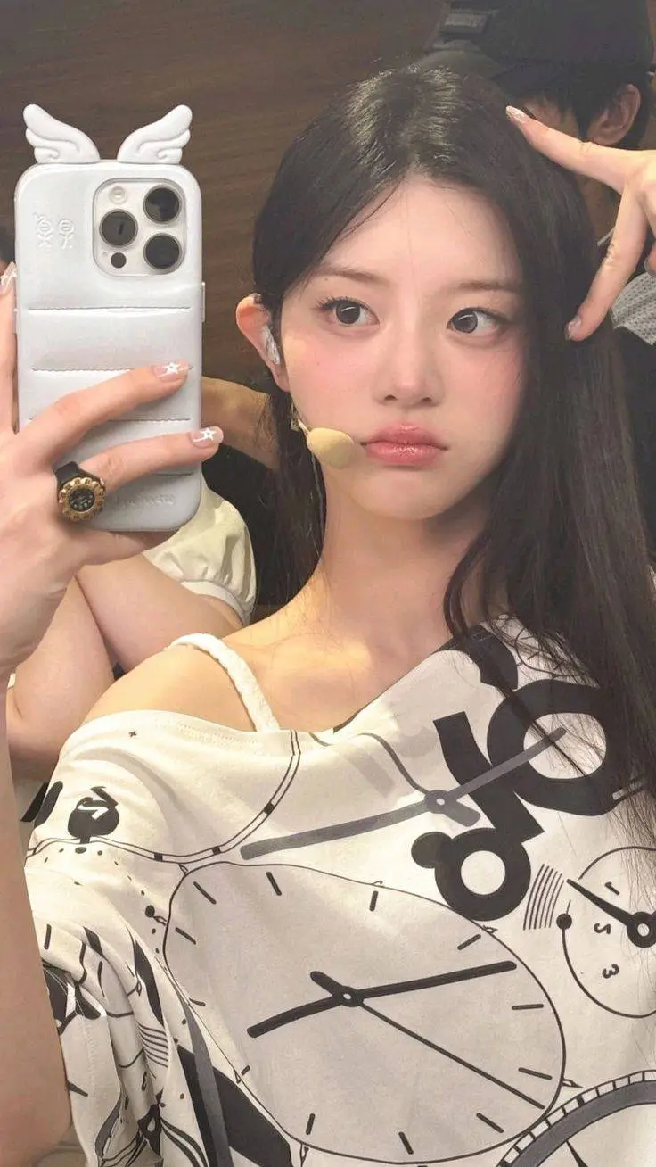 ai character: Park minju background
