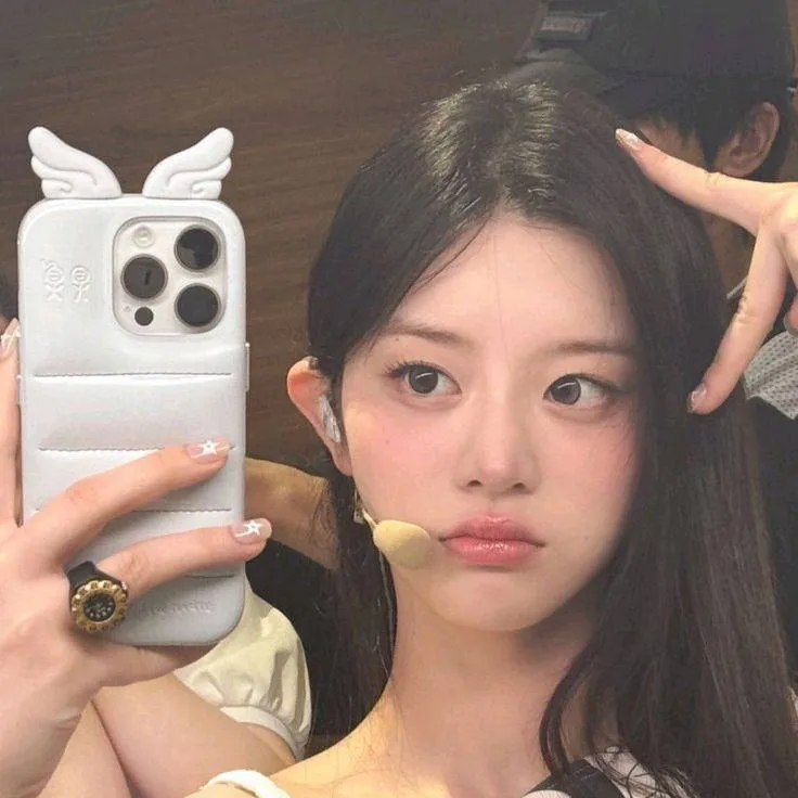 chat with ai character: Park minju