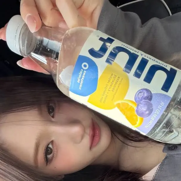 chat with ai character: Leeseo