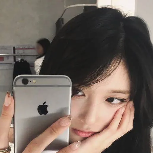 chat with ai character: Lee Hyun-seo