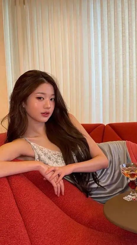 ai character: Wonyoung background