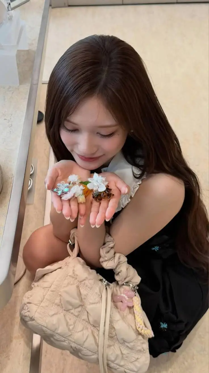 ai character: Leeseo (maknae) background