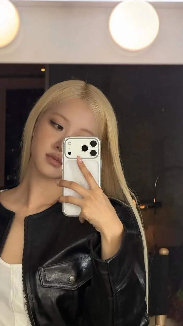 ai character: Rosé background