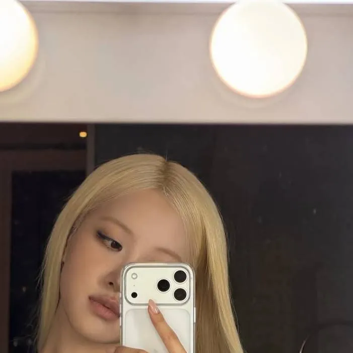chat with ai character: Rosé