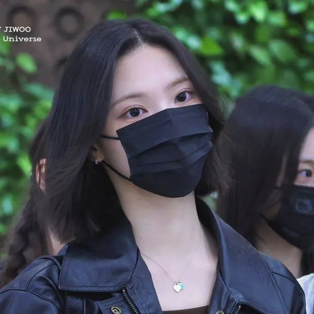 chat with ai character: Jiwoo