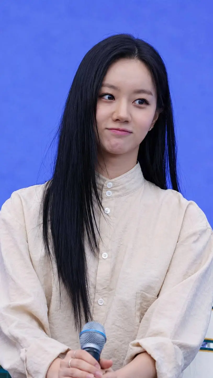 ai character: Lee Hyeri background