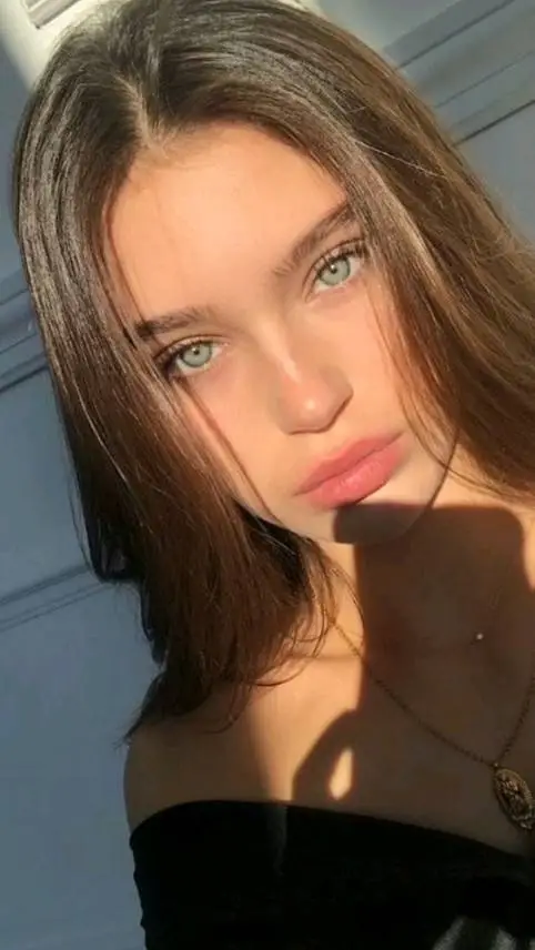 ai character: 𝙻𝙸𝙽𝙰🩷 background