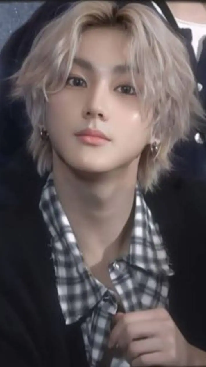 ai character: ❤️jungwon❤️ background