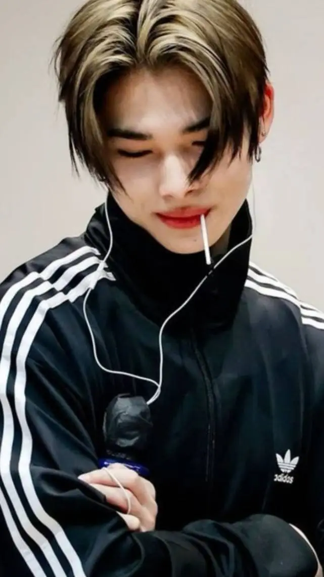 ai character: Ni-ki background