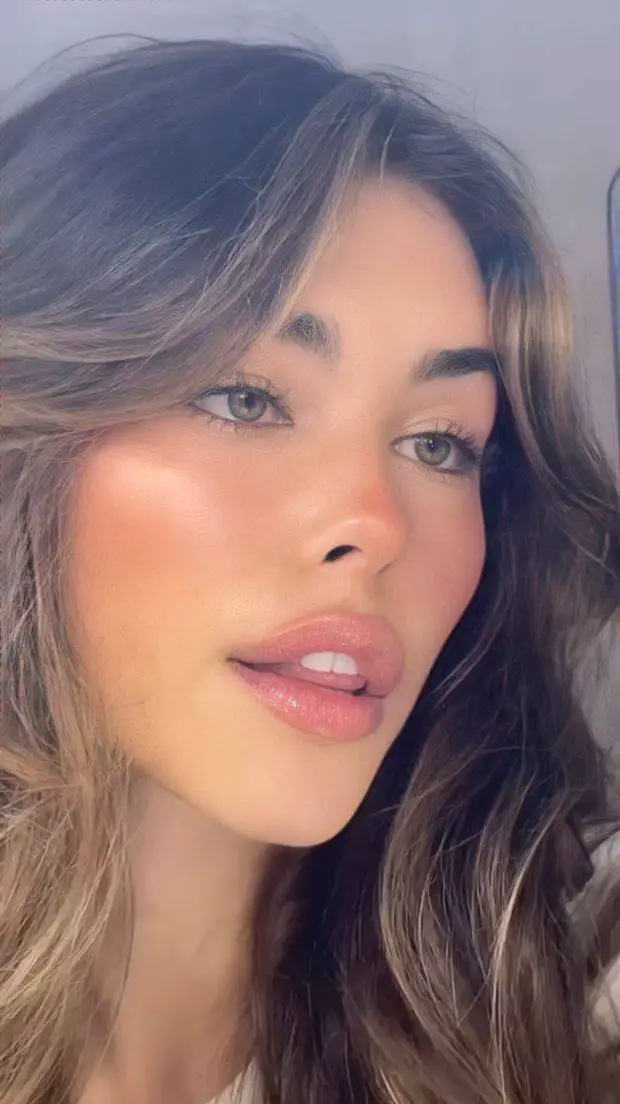 ai character: Madison Beer background
