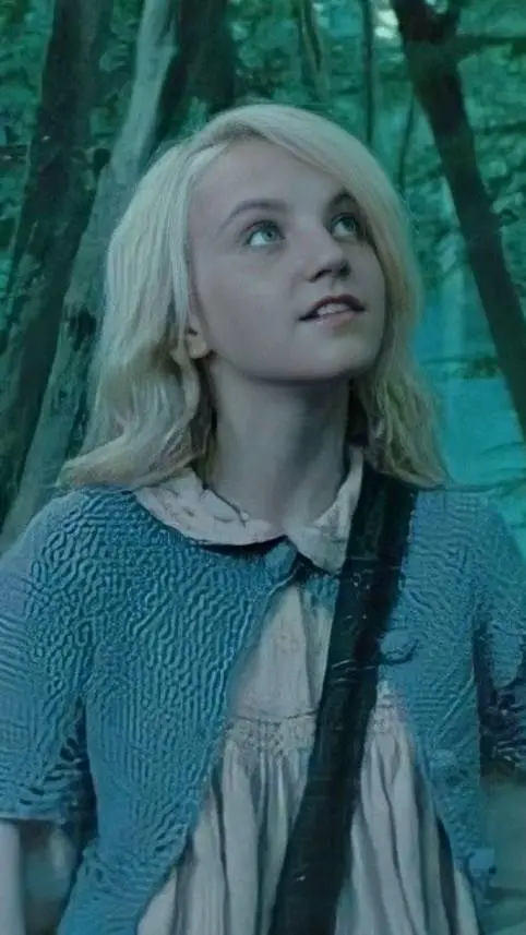 ai character: Luna Lovegood 🦅 background