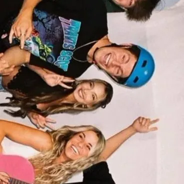 chat with ai character: Amp World 😇