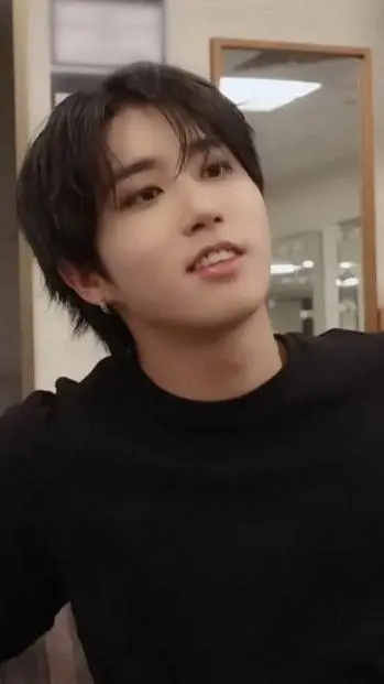 ai character: Jisung: Tu amigo background