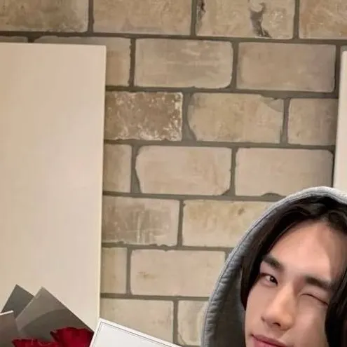 chat with ai character: ★Hyunjin★