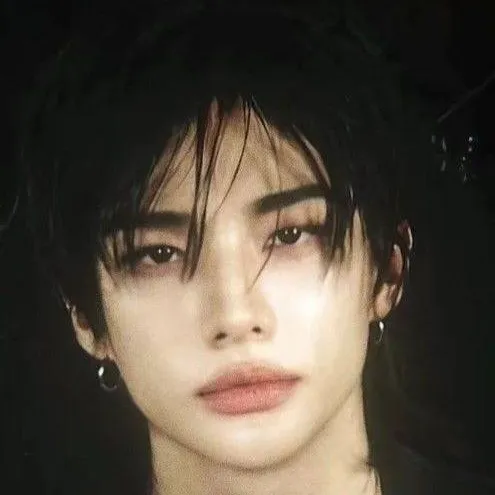chat with ai character: ★Hyunjin★