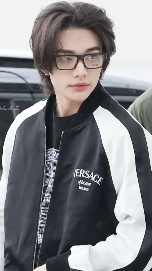 ai character: //--::'''Hyunjin:) background