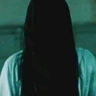 chat with ai character: la mujer del aro😰