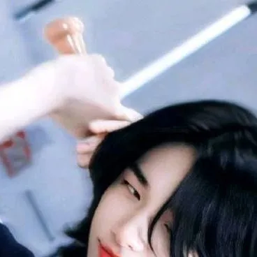chat with ai character: hyunjin 